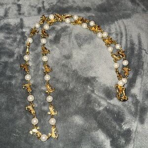 Preloved Salvatore Ferragamo necklace gold n pearls excellent condition.